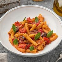 Маккерони аррабиата с острым томатным соусом в Zanzara osteria