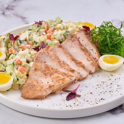 Оливье с курицей в Мама ресторан по цене 530 ₽