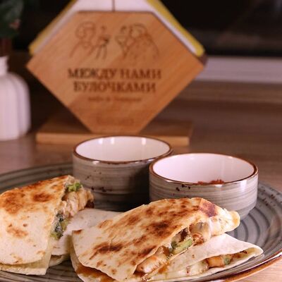 Кесадилья с курицей в Между нами булочками по цене 720 ₽