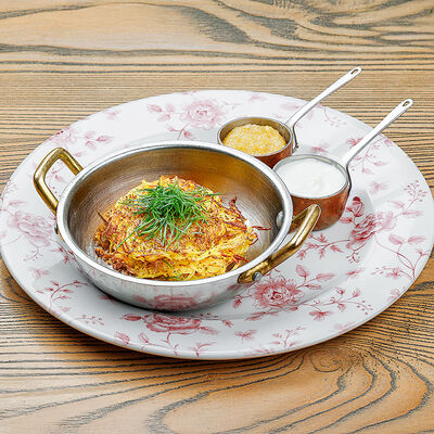 Картофельные оладьи со щучьей икрой и сметаной в Онегин дача по цене 1070 ₽