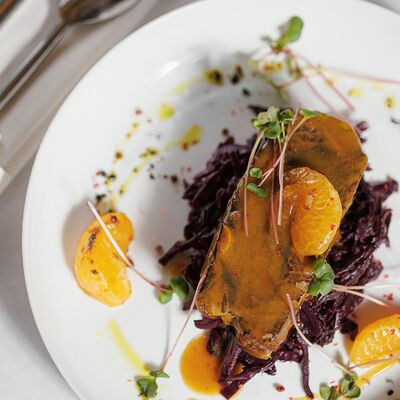 Томленая говядина с мандариновым соусом и тушеной красной капустой в Four по цене 1320 ₽