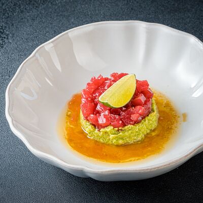 Тартар из тунца блюфин в Florentini City Café по цене 1470 ₽