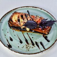 Баклажаны, запеченные с сыром сулугуни и соусом песто в Колхида Palace