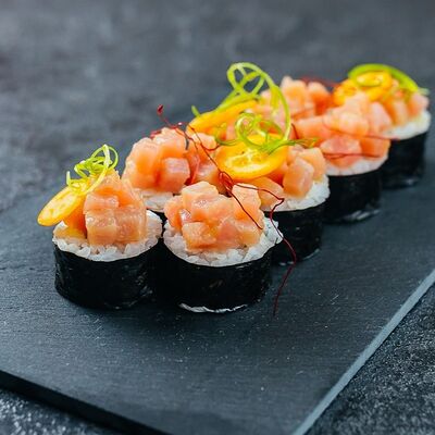 Тартар ролл с тунцом в Rolls Bar по цене 529 ₽