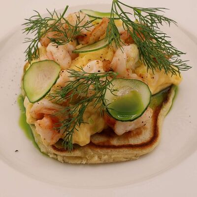 Мега оладушек с яйцом скрембл и креветками в Melty по цене 695 ₽