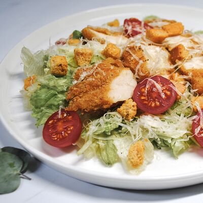Салат Цезарь с курицейв Сабирос по цене 550 ₽