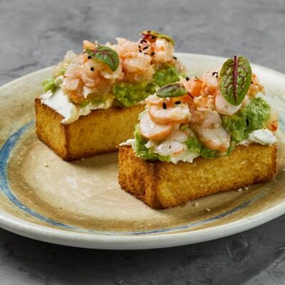 Брускетта на бриоши с авокадо, креветками и соусом сладкий чили в Terra по цене 19 р.