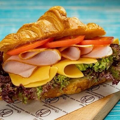 Круассан с ветчиной и сыром в Волконский по цене 600 ₽