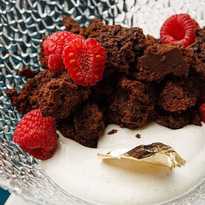 Брауни, малина, сливочный крем в Море на Патриках по цене 690