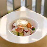 Салат с красной рыбой и яйцом пашот в Чемодан