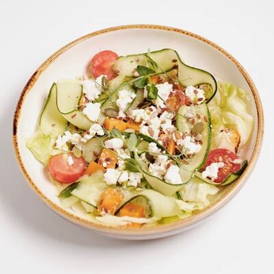 Зеленый салат с медовой тыквой и фетой в ОГОРОДБАР по цене 390 ₽