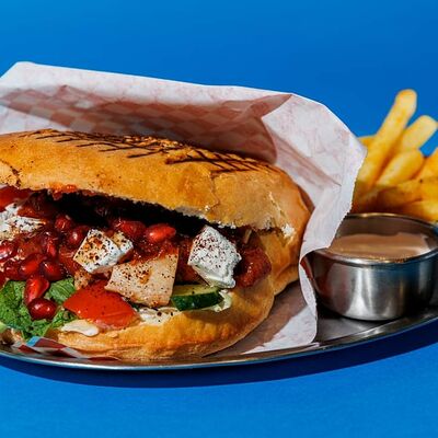 Берлинский кебаб в пите с курицей в Ист по цене 650 ₽