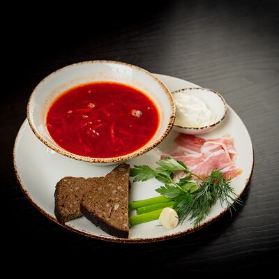 Наваристый борщ с салом и ржаным хлебом.в Джентлмены по цене 660 ₽