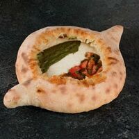 Аджарская лодочка с сыром страчателла, томатами и песто в Megobari