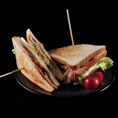 Сэндвич с курицей в Caramel по цене 350 ₽