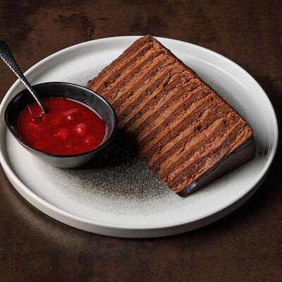 Шоколадный торт с вишней в Doge по цене 550 ₽