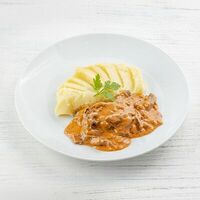 Бефстроганов с грибами и картофельное пюре в Пироговый дворик Пекарня