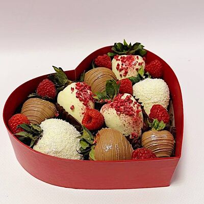 Клубника в шоколаде ассорти Loveв Кондитерская VO по цене 3500 ₽