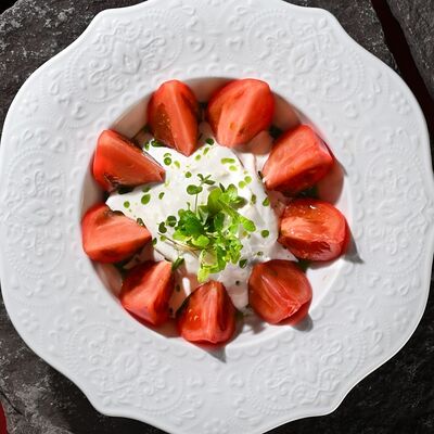 Закуска из домашнего сыра с обугленными томатами в Cascade по цене 560 ₽