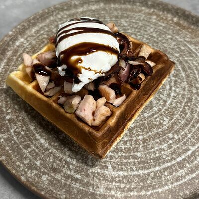 С курицей и беконом под кленовым сиропом в Black Hot Coffee по цене 499 ₽