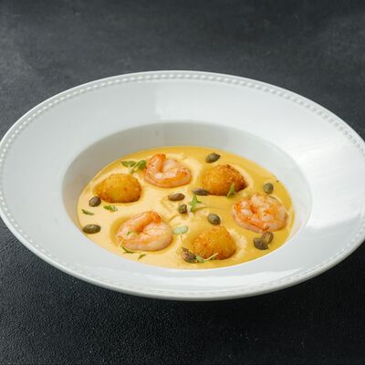 Тыквенный крем-суп с креветками и сырными шариками в Мясо и вино по цене 880 ₽