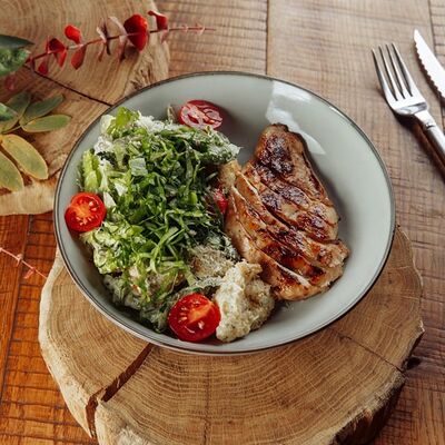 Салат с цыпленком гриль в Потроха по цене 650 ₽