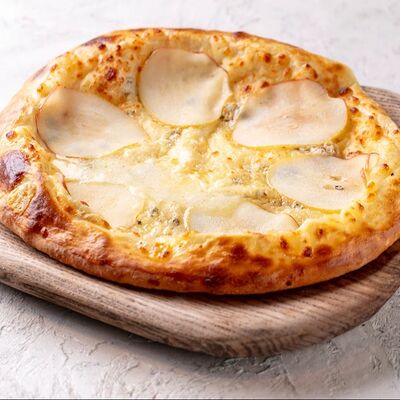 Хачапури с грушей и сыром горгонзола в ODA по цене 1415 ₽