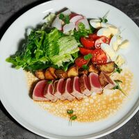 Салат с тунцом в Sabai bar