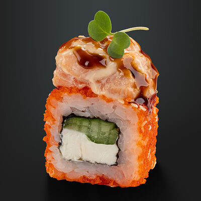 Запечённый ролл с лососем и икрой тобико в Ricers по цене 790 ₽