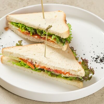 Сэндвич со слабосоленым лососем в Four по цене 520 ₽