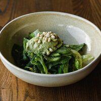 Зеленый салат с мятым авокадо в Pasta Salsa Osteria