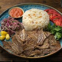 Донер из говядины с рисом в Istanbul Kebab