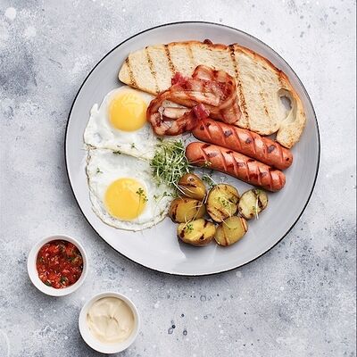 Глазунья, сосиски, бекон, тартин в Эклерная по цене 880 ₽