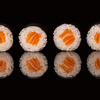 Ролл маки с лососем в SUSHIлка по цене 500