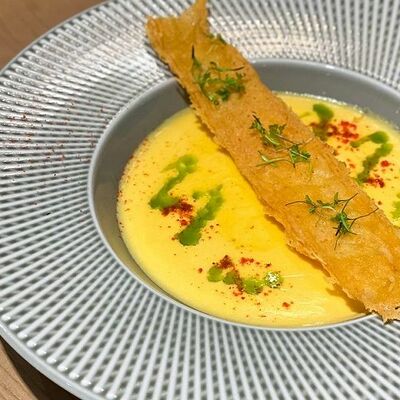 Крем-суп из лосося с чипсом из пармезана в Mandarinka Restaurant & Bar по цене 490 ₽