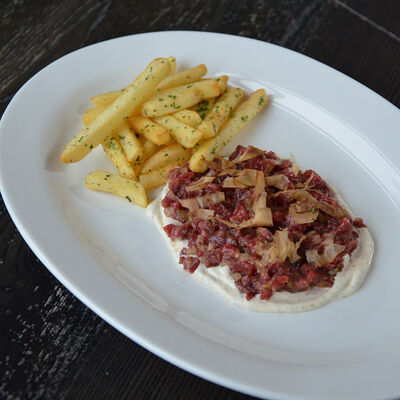 Тартар из говядины с картофелем фри в Гости, бистро по цене 580 ₽