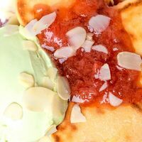 Сырники с матча-кремом и клубничным джемом в New culture coffee