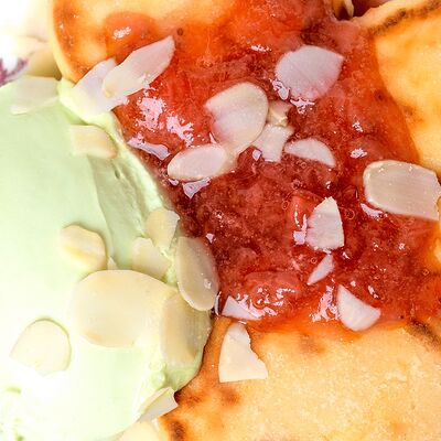 Сырники с матча-кремом и клубничным джемом в New culture coffee по цене 450 ₽