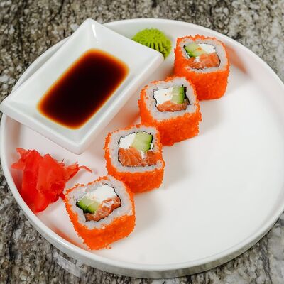 Ролл Калифорния с лососем в Кафе Nебо по цене 450 ₽