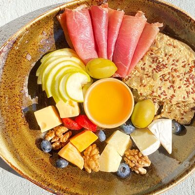 Тарелка к вину для двоих в Максима Пицца по цене 1320 ₽