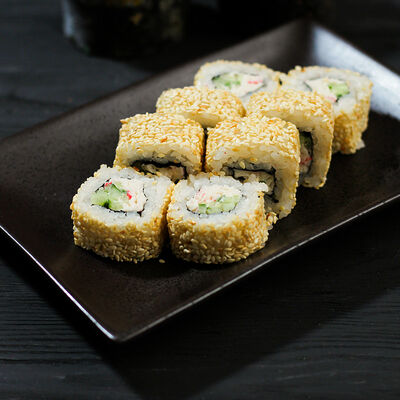 Ролл Калифорния в кунжуте в Yomayo по цене 299 ₽