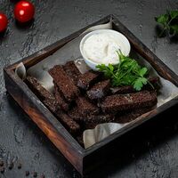 Ржаные гренки с чесночным соусом в Камелот