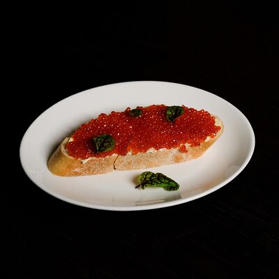 Бутерброды с красной икрой в Lions Head по цене 950 ₽