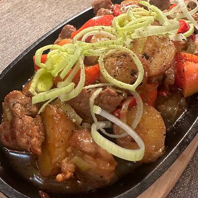 Сковородка со свининой в Бальзамин по цене 940 ₽