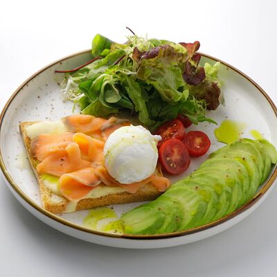 Тост с лососем и авокадо в Rabbit по цене 3990 ₸