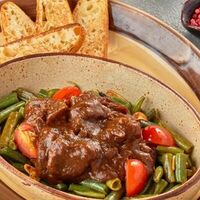 Говяжьи щёчки с овощами и мясным соусом в Тбилисо