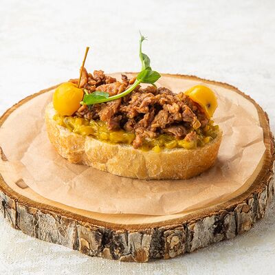 Брускетта со свининой в соусе BBQ и райскими яблочками в На Парах по цене 160