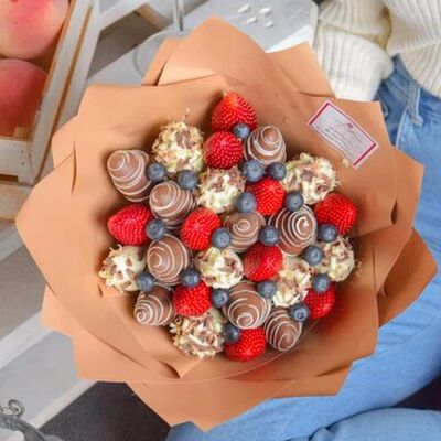 Клубничный букет в шоколаде Джейн Мв Клубника по цене 6590 ₽