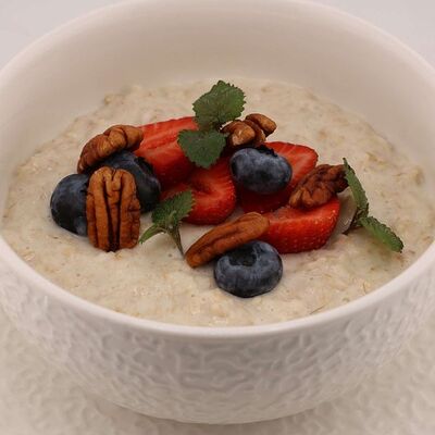 Овсяная каша с ягодами и орехом пекан в Melty по цене 410 ₽