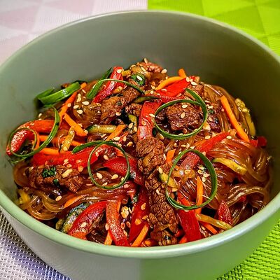 Чапче с бататовой лапшой и говядиной в Вкус Кореи по цене 298 ₽